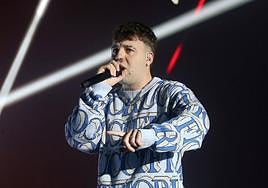 Muy puntual, tan solo tres minutos después de la noche, Quevedo salió al escenario.