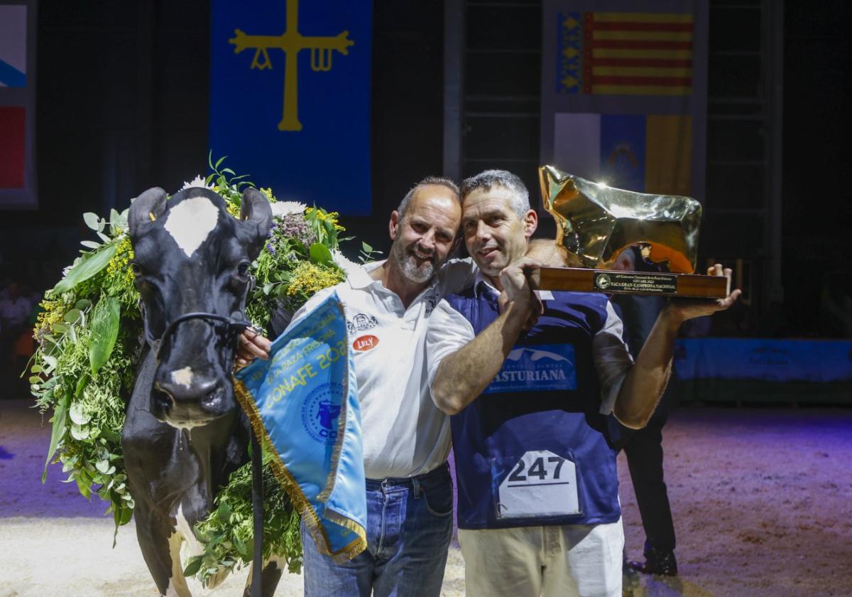 La ganadería de Casa Venturo, tras obtener el primer premio, junto al juez Paulino Badiola.