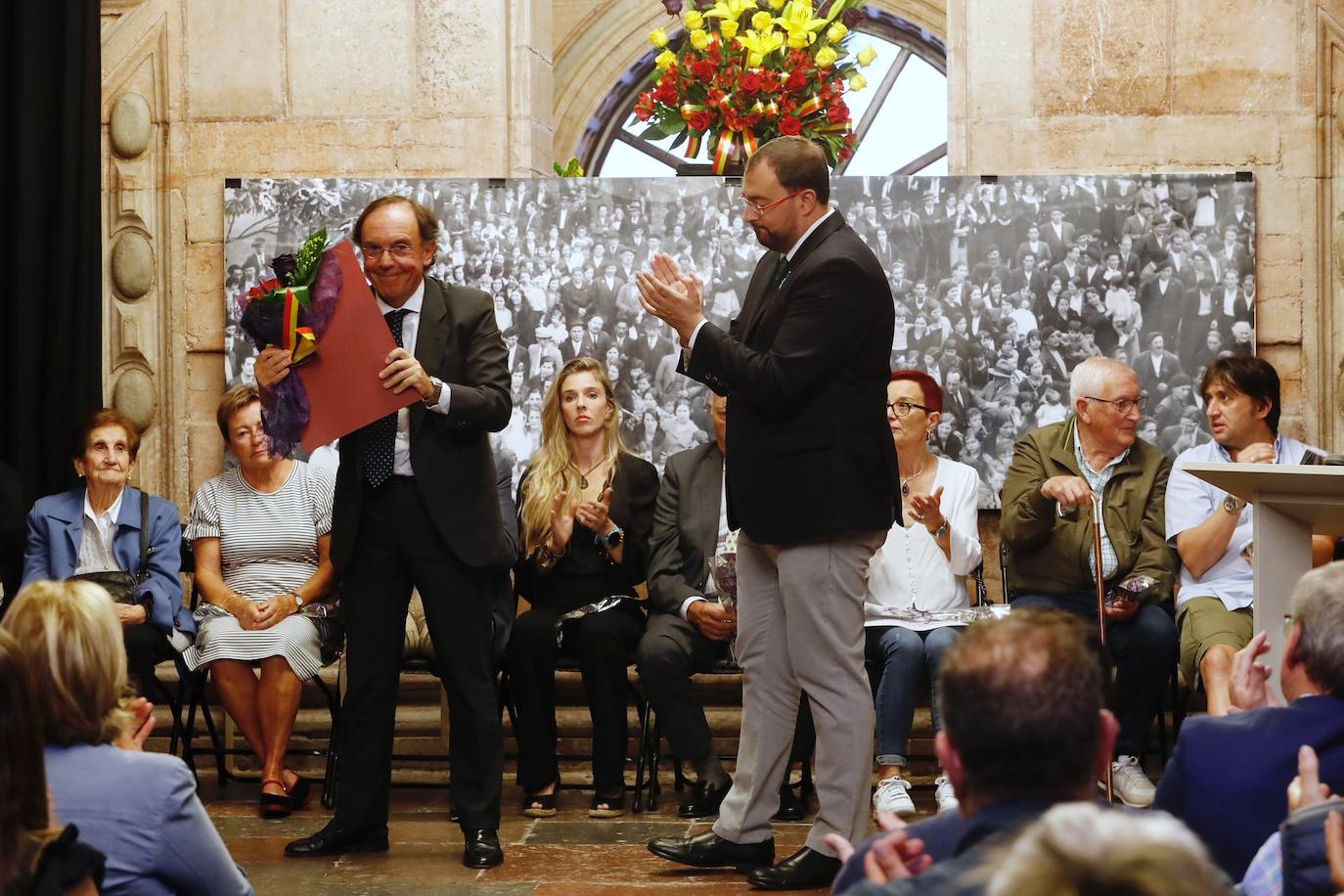 Barbón asiste al Día de la Memoria Democrática en Grado