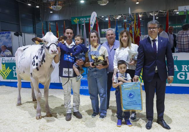 La ganadería Casa Venturo, de Salas, tras obtener el primer premio en terneras, junto al juez Paulino Badiola.