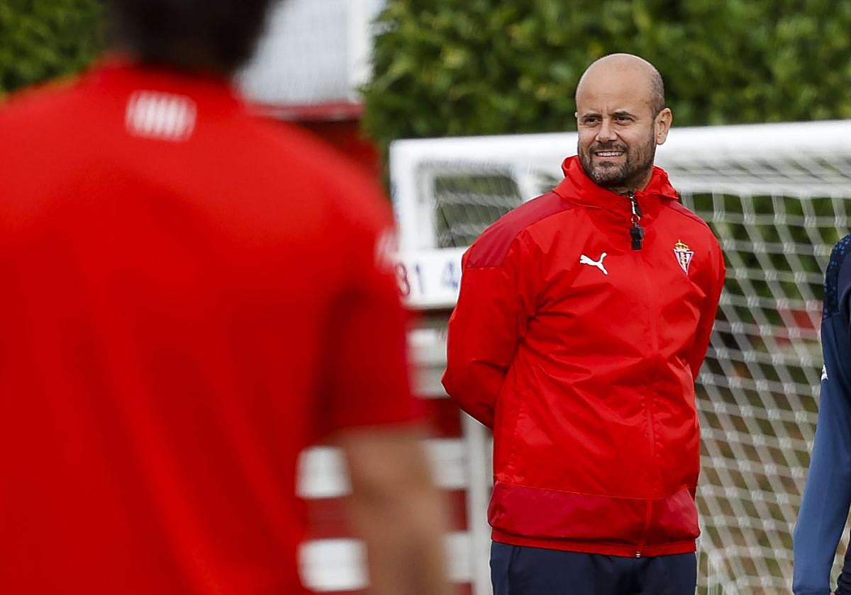 Miguel Ángel Ramírez, dialogando con su cuerpo técnico durante una sesión de trabajo en Mareo.