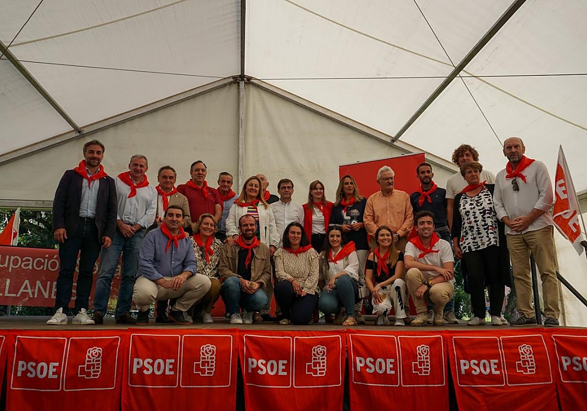Alcaldes del oriente y concejales del PSOE de Llanes, ayer en la fiesta socialista de La Portilla.