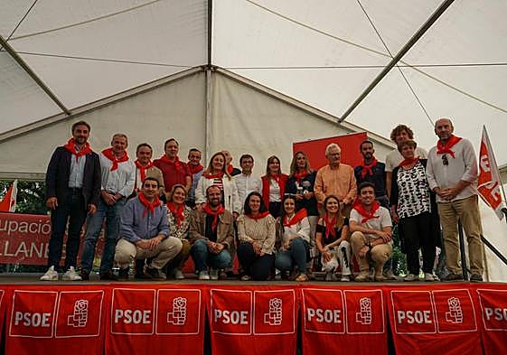 Alcaldes del oriente y concejales del PSOE de Llanes, ayer en la fiesta socialista de La Portilla.