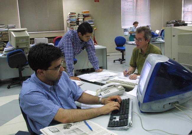 Marcelino con Gustavo Martínez Pañeda y Miguel Rosado, también fallecido, en una imagen de los 90, en sus comienzo en el diario.