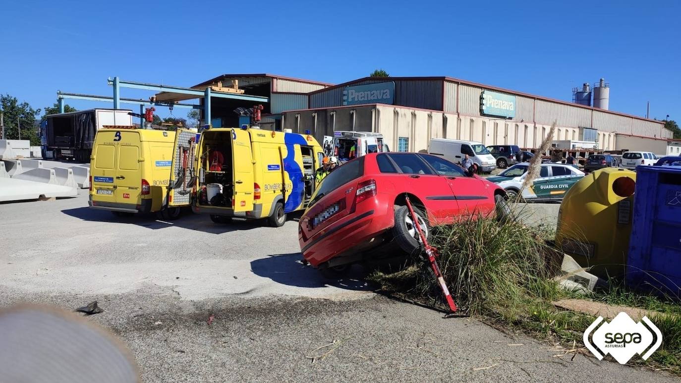 Imagen secundaria 1 - Herido un hombre al chocar su coche contra una barrera en Nava