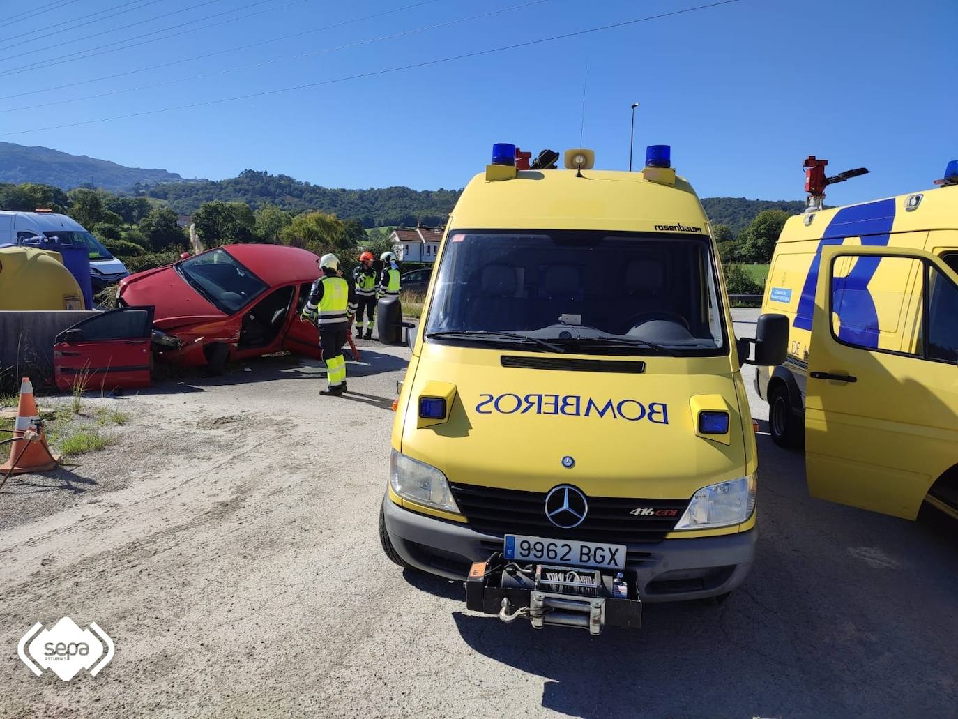 Imagen secundaria 2 - Herido un hombre al chocar su coche contra una barrera en Nava