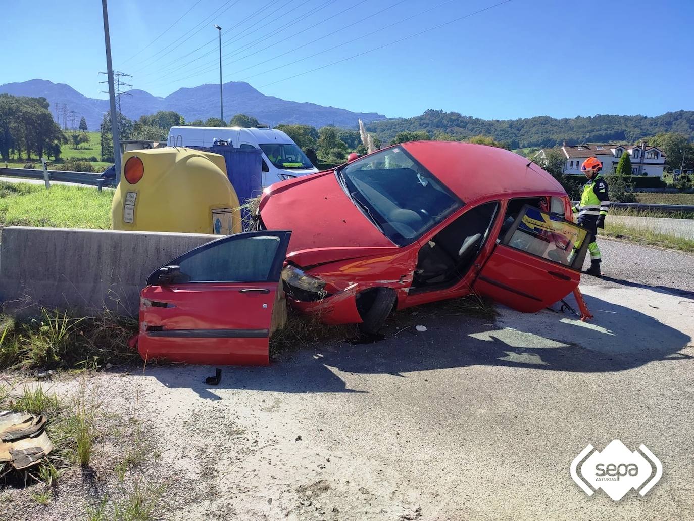 El accidente se ha producido en la N-634, a la altura de una empresa de fabricación de estructuras de hormigón.