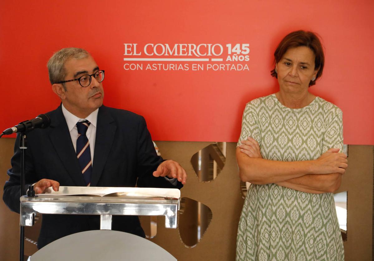 Marcelino Gutiérrez, director de EL COMERCIO, junto a Carmen Moriyón, alcaldesa de Gijón.