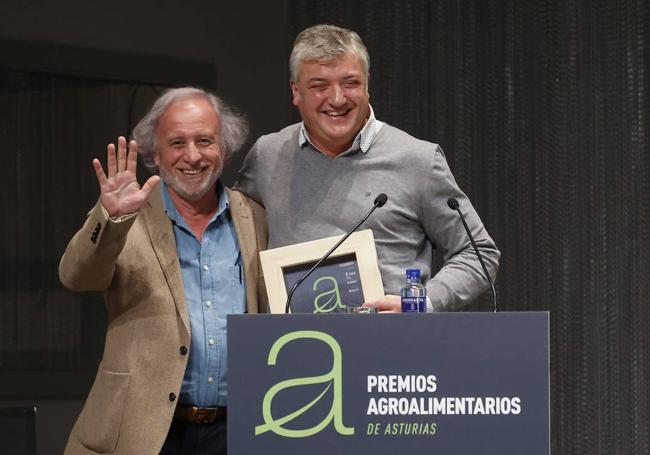 Lalo Méndez, a la derecha, junto a su ingeniero agrónomo.