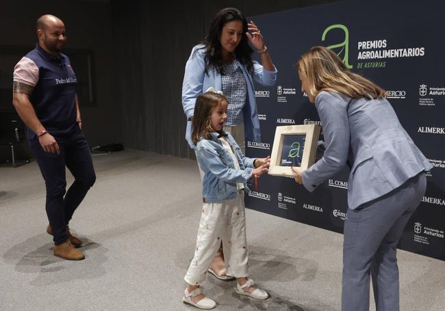 PabloRuiz, Rocío Bueno y la pequeña Vega Ruiz, que recoge el premio de Paula Díaz Caneja, responsable de Medio Ambiente y Calidad de Alimerka.