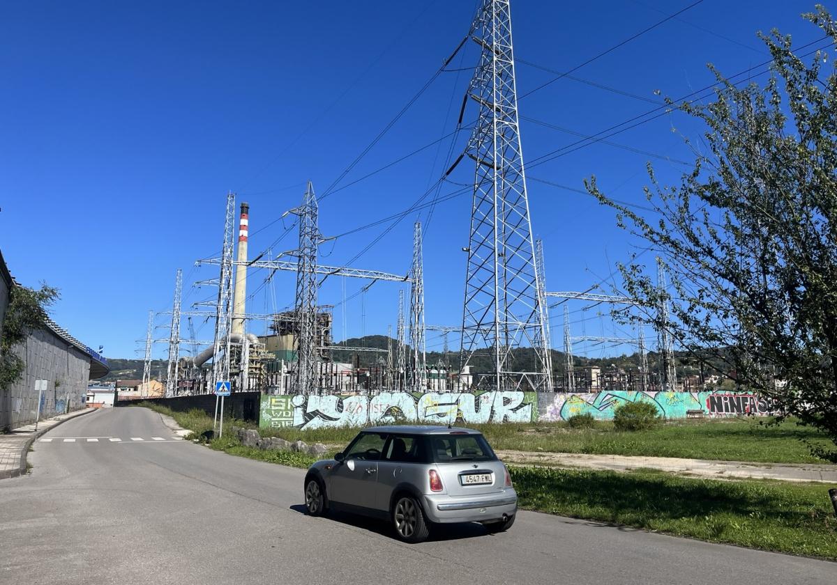 Subestación eléctrica que separa Lada de La Felguera.