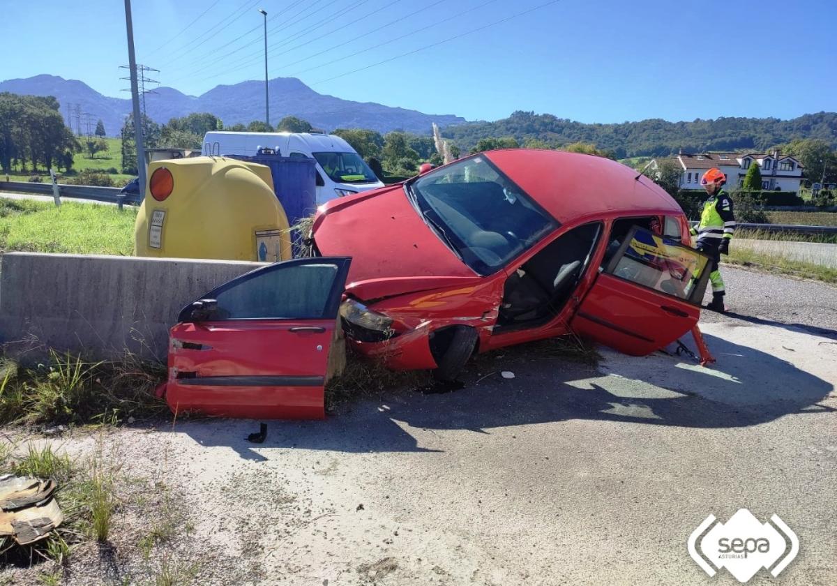 El coche impacta contra la barrera de la vía a la altura de Nava.