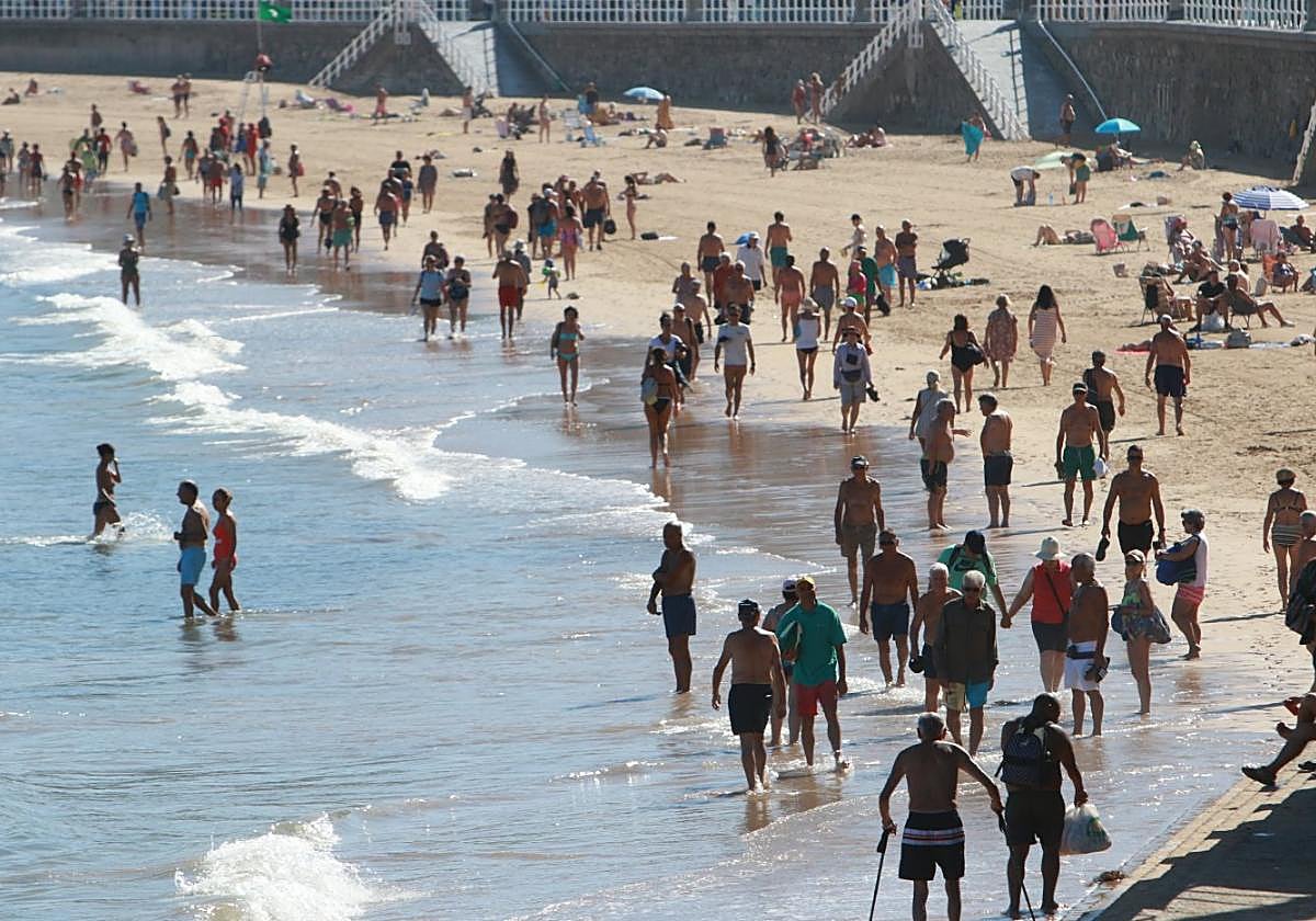 Bañistas en la playa de San Lorenzo aprovechando el buen tiempo de la jornada de ayer.