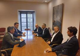 Los concejales Jorge Pañeda y Jorge González Palacios, con Lorenzo Martínez, Fernando Castaño, Adolfo Celorio y Tomás Carbonell, este mediodía, en el Ayuntamiento de Gijón