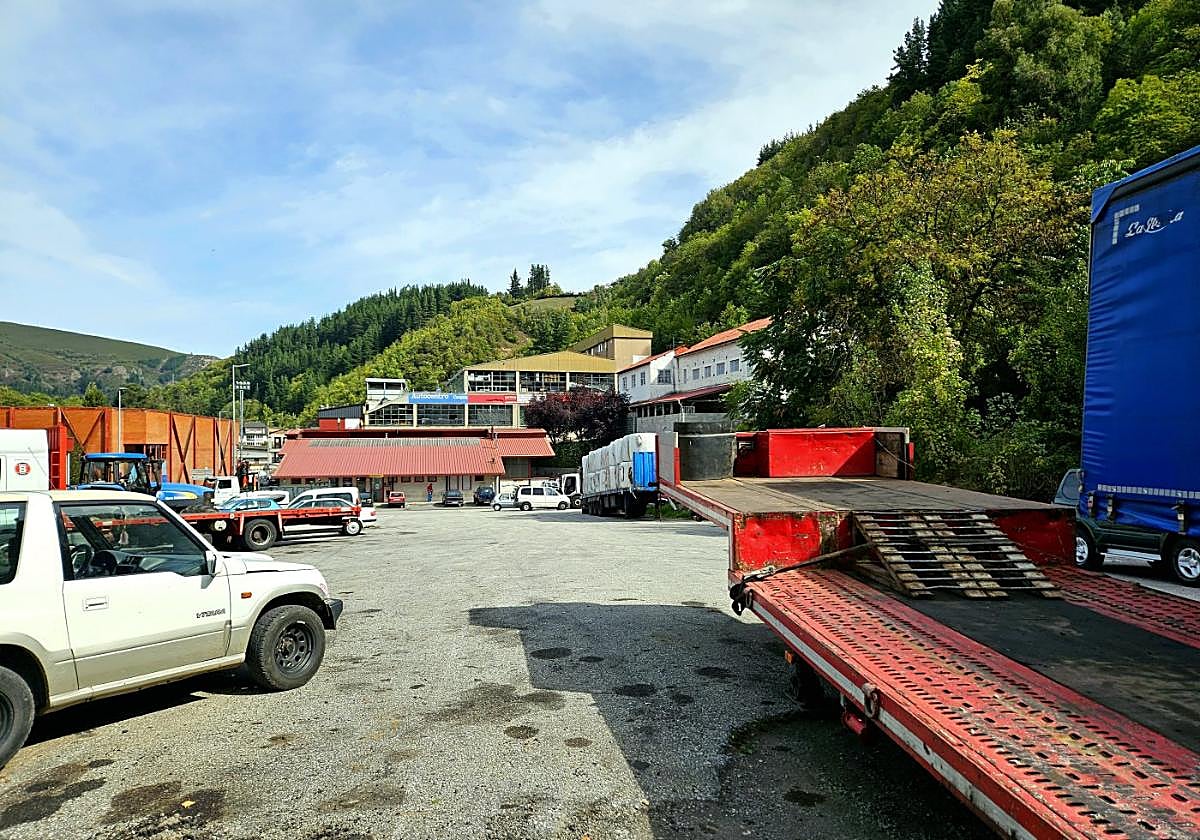 Aparcamiento de camiones en El Reguerón, junto a la ITV de Cangas.