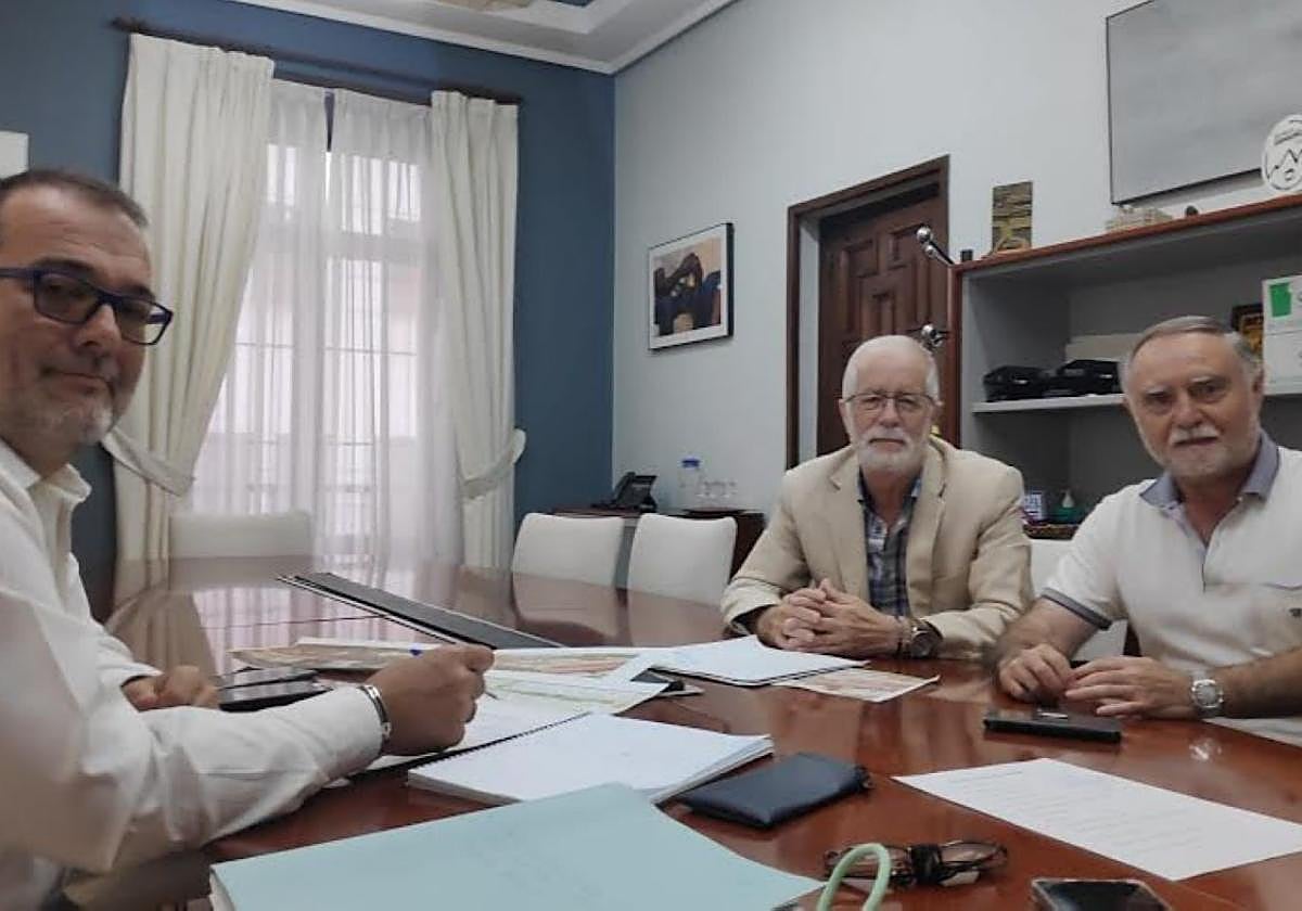El alcalde de Langreo y dos representantes del Musi.