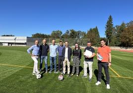 Visita de Ángel García a las obras del campo de fútbol en Lugones.