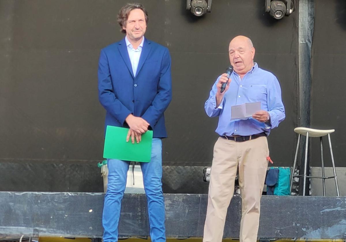Alberto Ferrao, junto con Miguel de Laburu, presidente de la asociación vecinal de Pumarín, dispuesto a pregonar las fiestas.