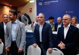 El PP de Asturias celebró este sábado su Comité Ejecutivo Autonómico con el coordinador general del partido, Elías Bendodo, flanqueado entre el secretario general PP Asturias, Álvaro Queipo y el candidato Presidencia Principado, Diego Canga.