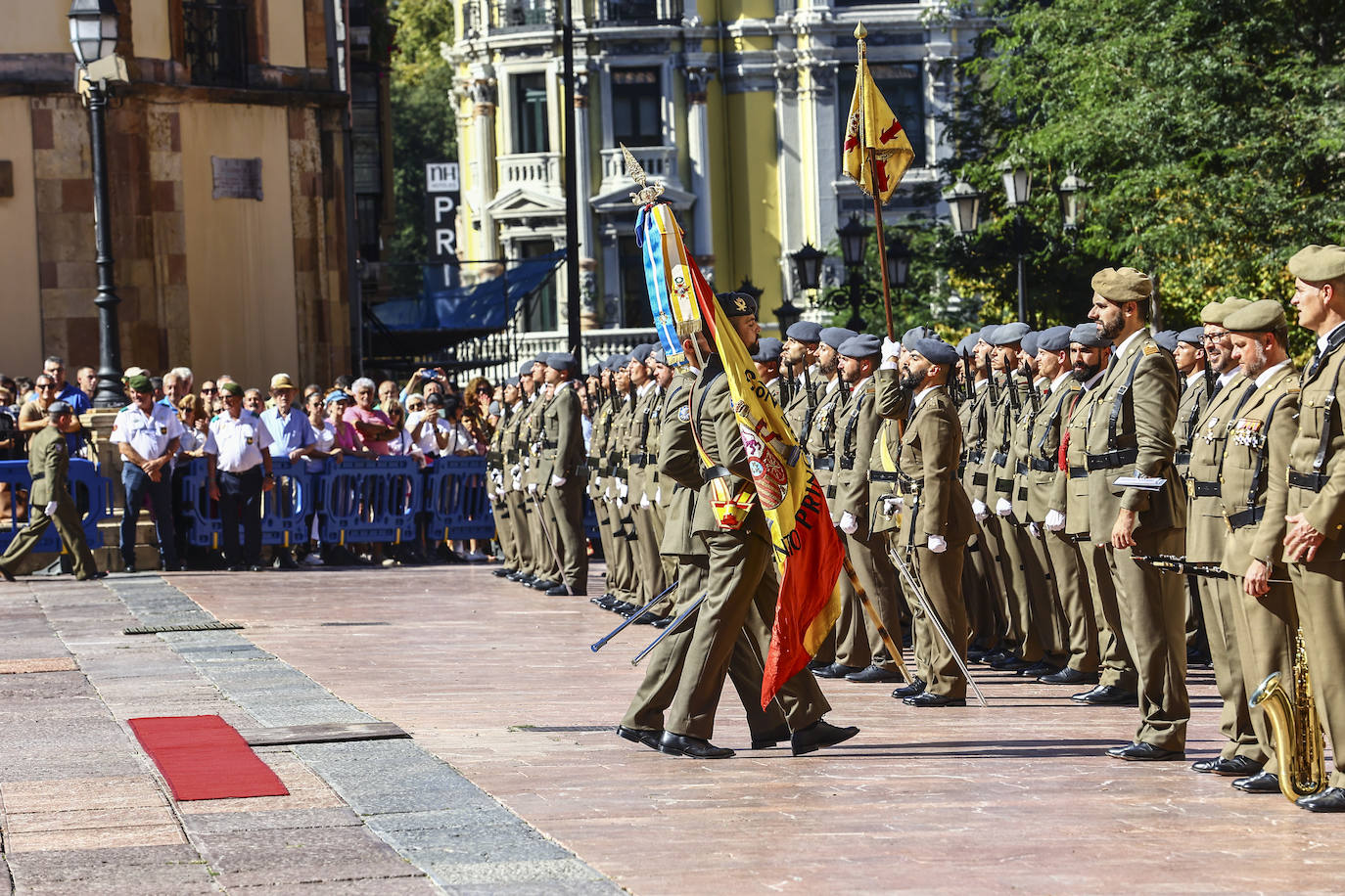 Multitudinaria jura de bandera en Oviedo