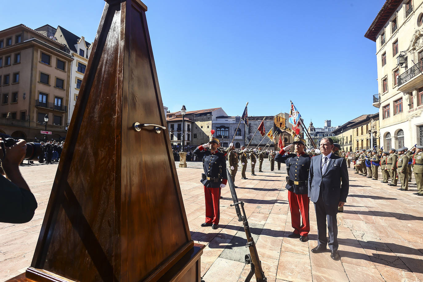 Multitudinaria jura de bandera en Oviedo