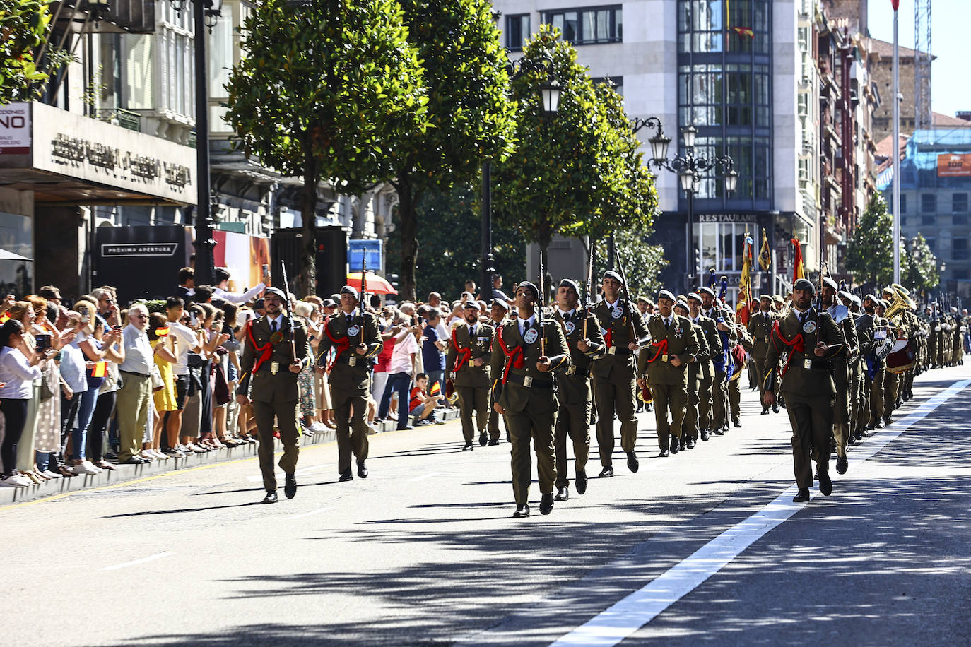 Multitudinaria jura de bandera en Oviedo