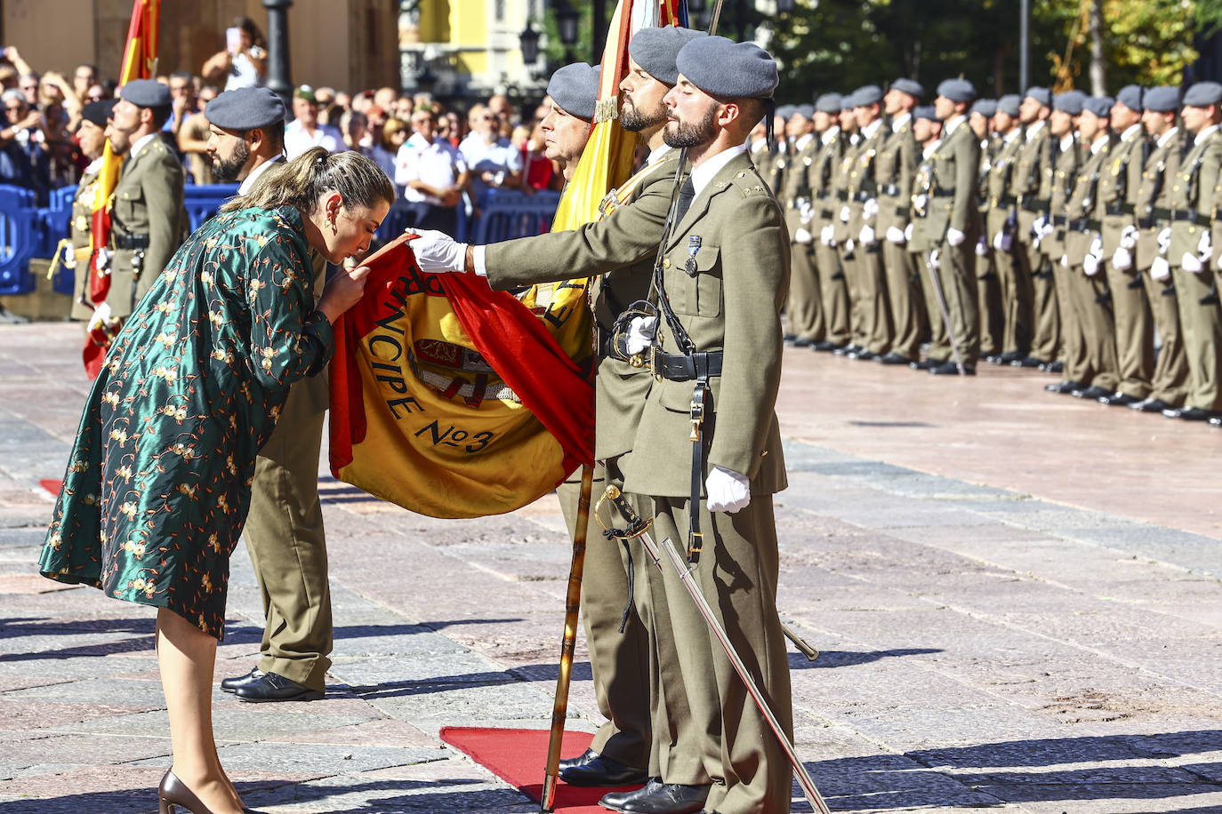 Multitudinaria jura de bandera en Oviedo