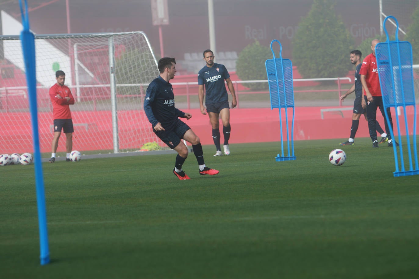 La niebla, protagonista del entrenamiento del Sporting