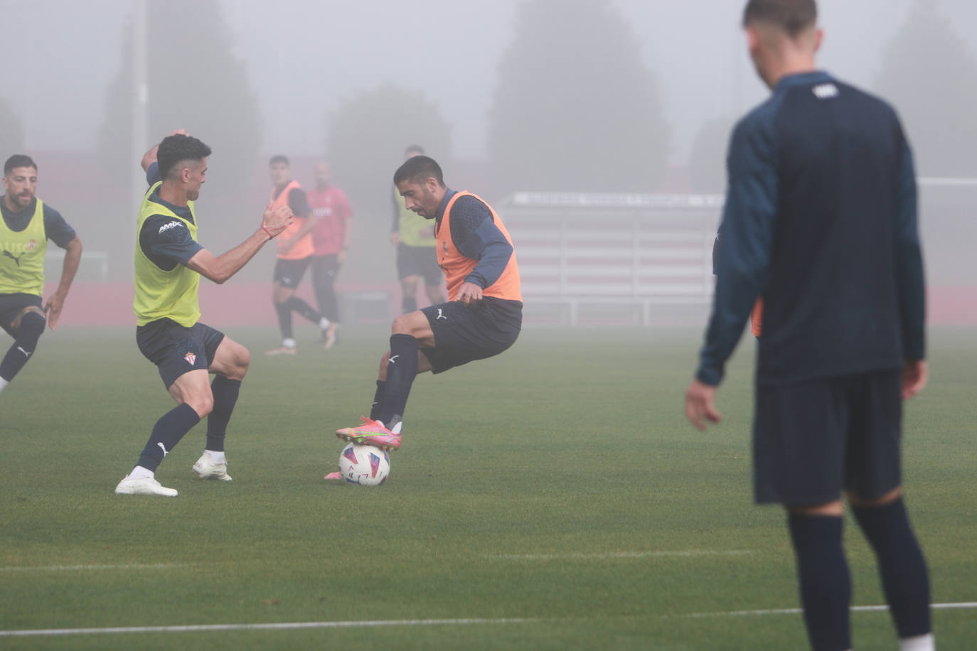 La niebla, protagonista del entrenamiento del Sporting