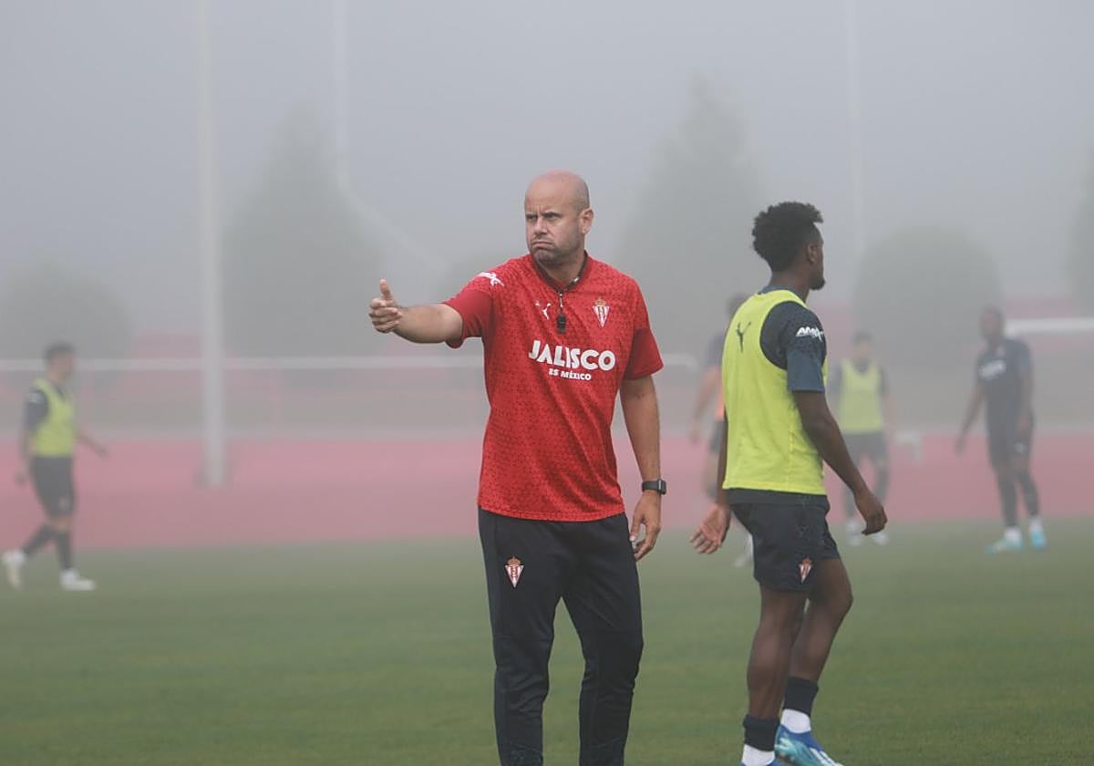 Ramírez corrige movimientos de sus jugadores, con Hassan, a la derecha.