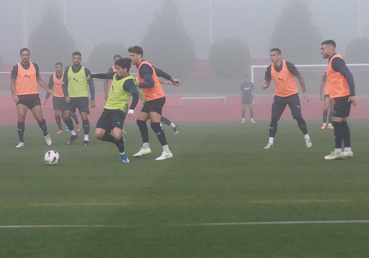La niebla acompañó el último entrenamiento de la plantilla rojiblanca, ayer, en Mareo.