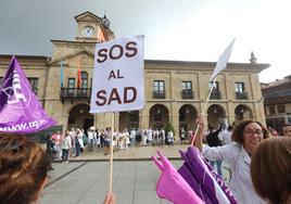 Concentración en Avilés del sector de trabajadoras del sector de Ayuda a Domicilio.