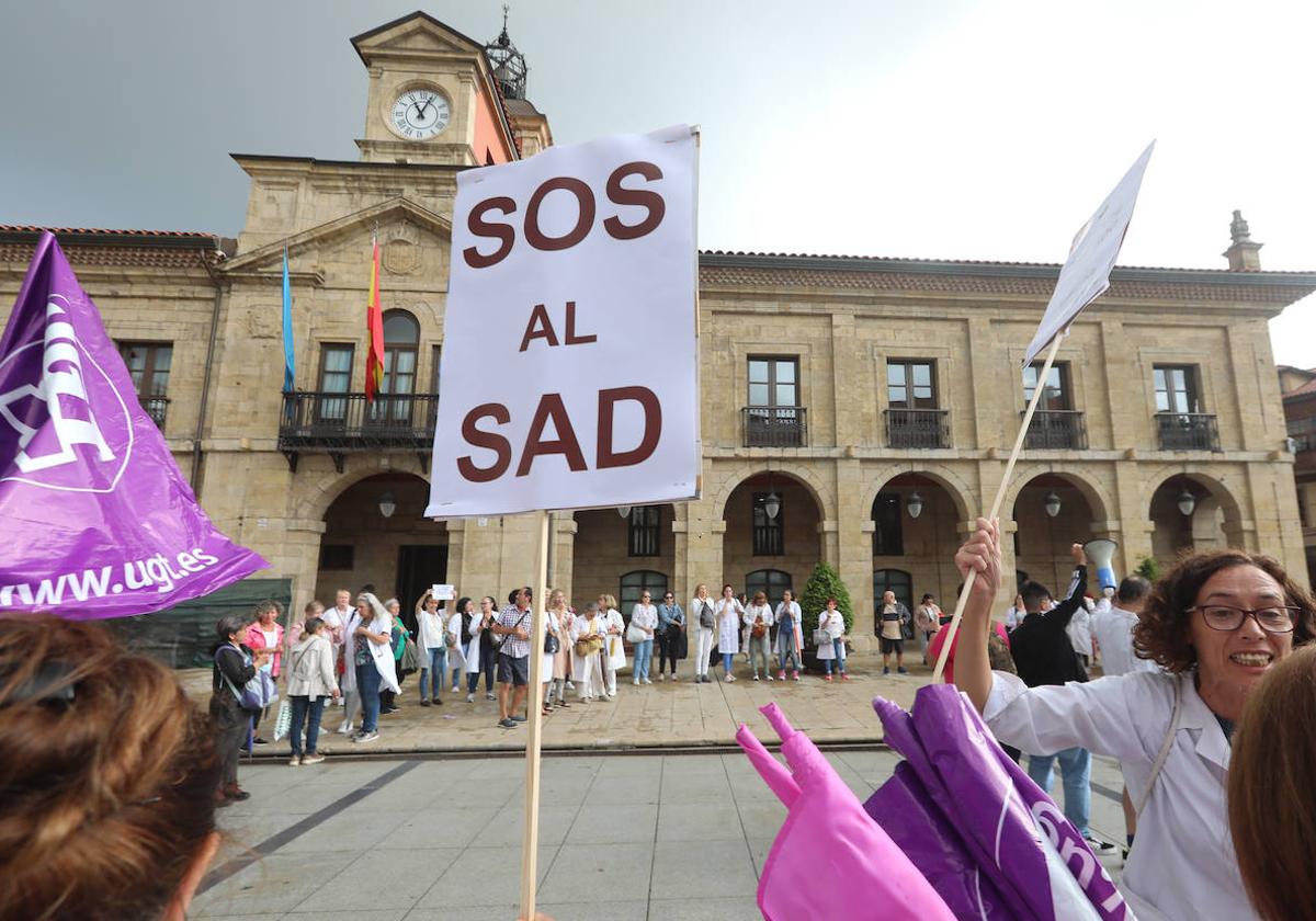 Concentración en Avilés del sector de trabajadoras del sector de Ayuda a Domicilio.