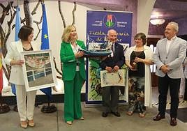 La pintora Margarita González, Nieves Herrero, Juan Luis Álvarez del Busto, Olga Fernández y José Ramón González (Caja Rural).