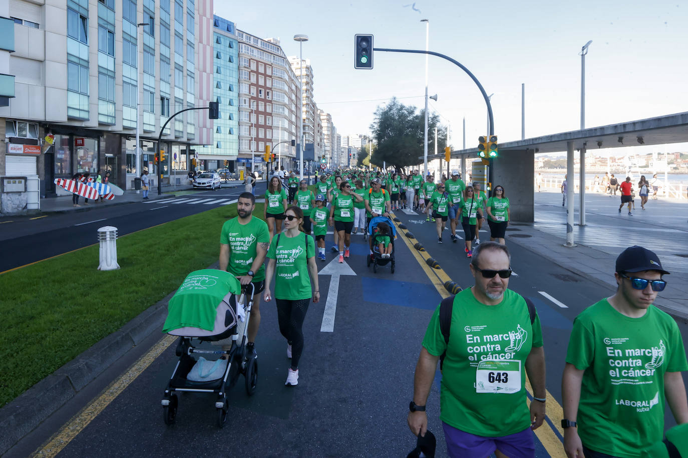 Solidaridad y caminata en Gijón en la lucha contra el cáncer