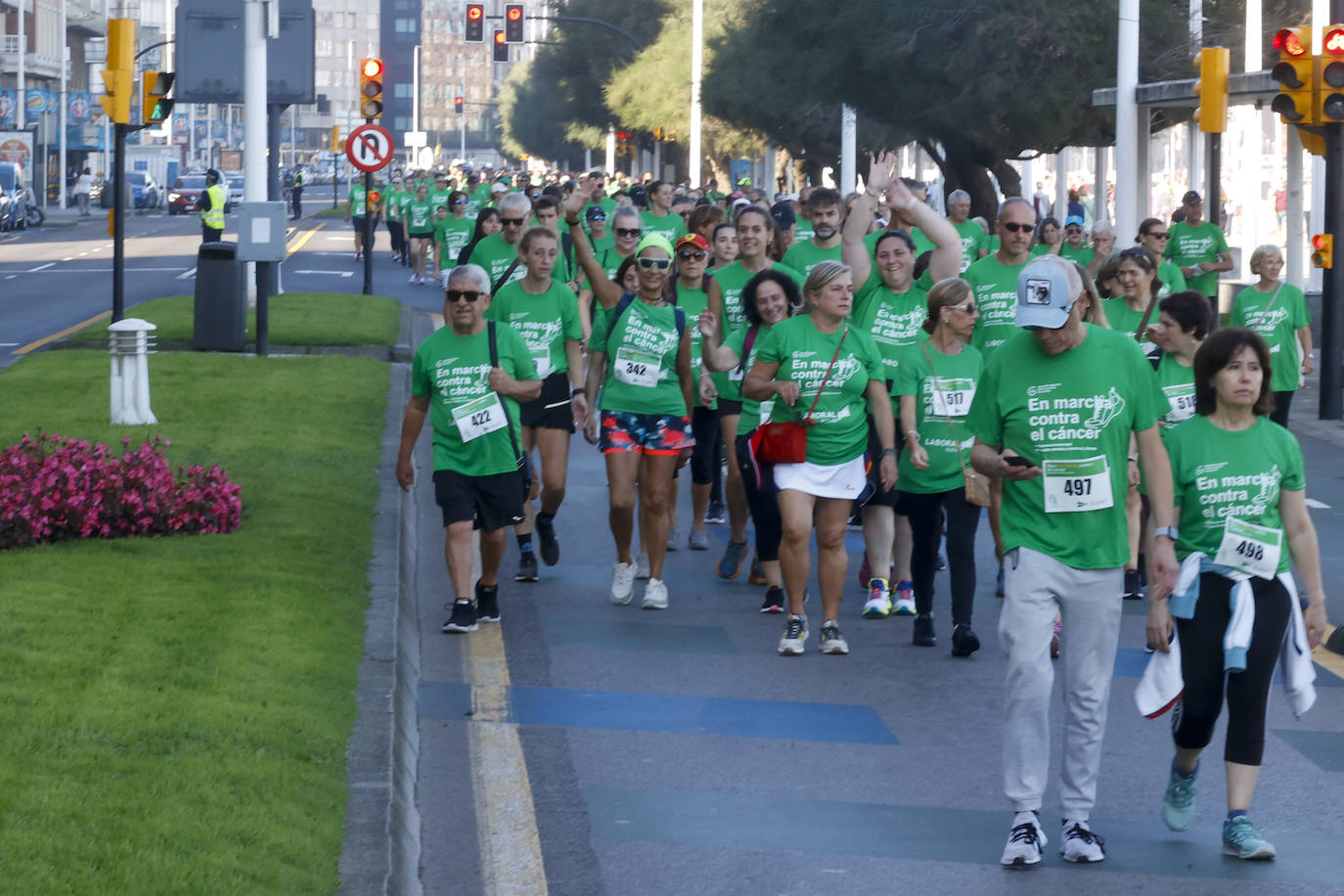 Solidaridad y caminata en Gijón en la lucha contra el cáncer