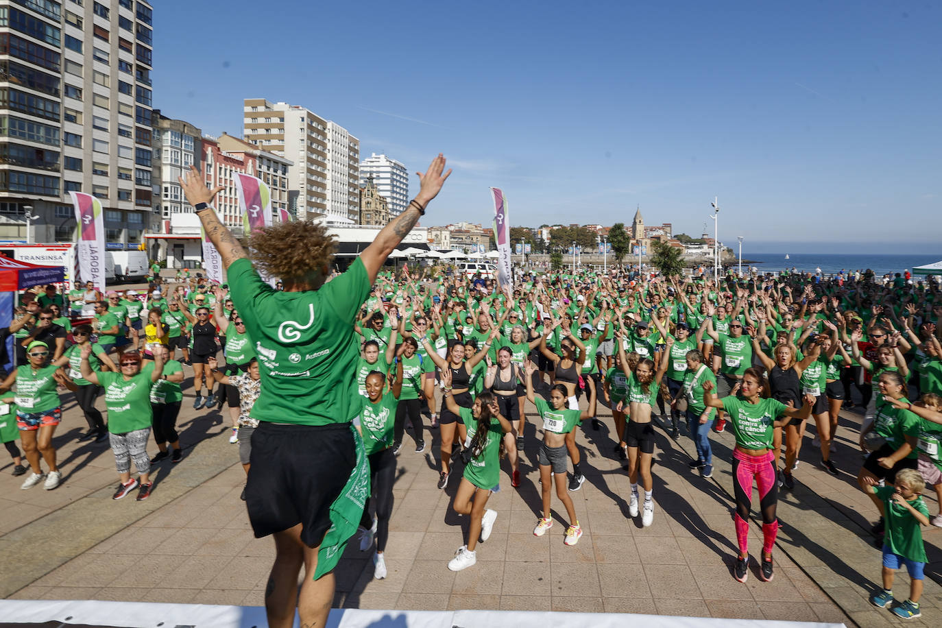 Solidaridad y caminata en Gijón en la lucha contra el cáncer