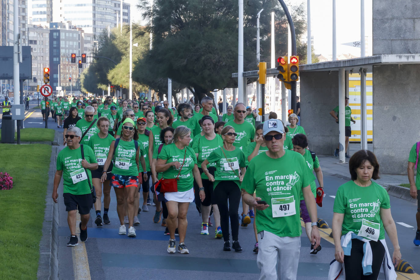 Solidaridad y caminata en Gijón en la lucha contra el cáncer