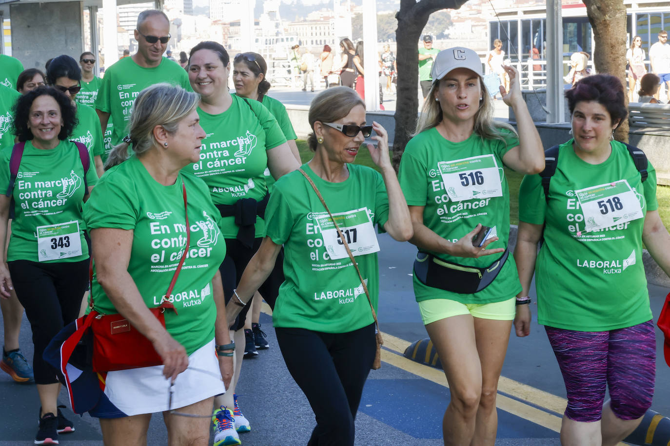 Solidaridad y caminata en Gijón en la lucha contra el cáncer