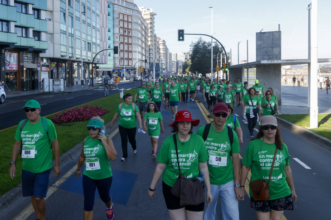 Solidaridad y caminata en Gijón en la lucha contra el cáncer