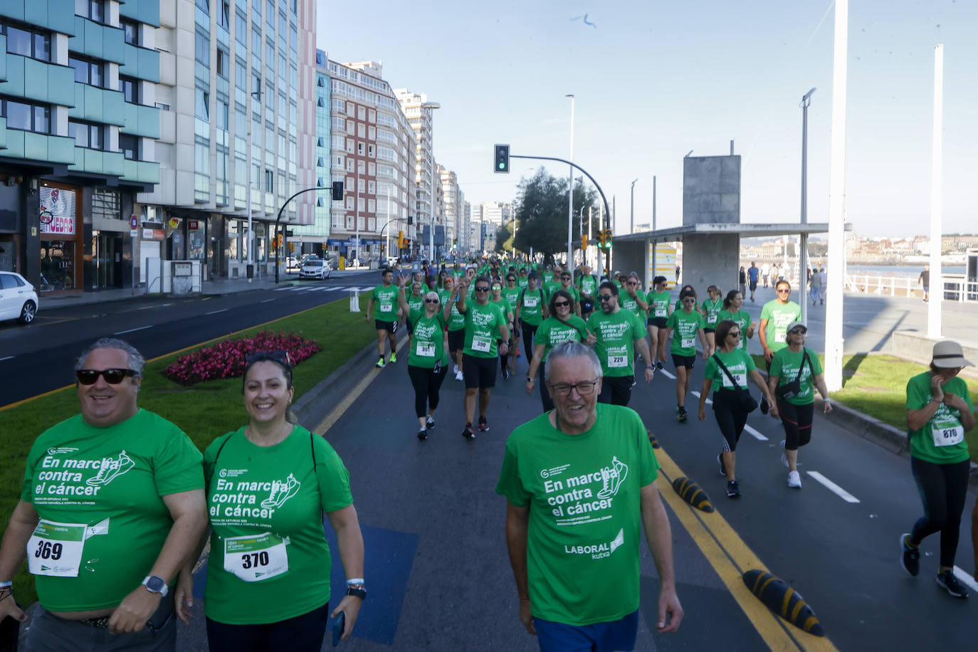 Solidaridad y caminata en Gijón en la lucha contra el cáncer