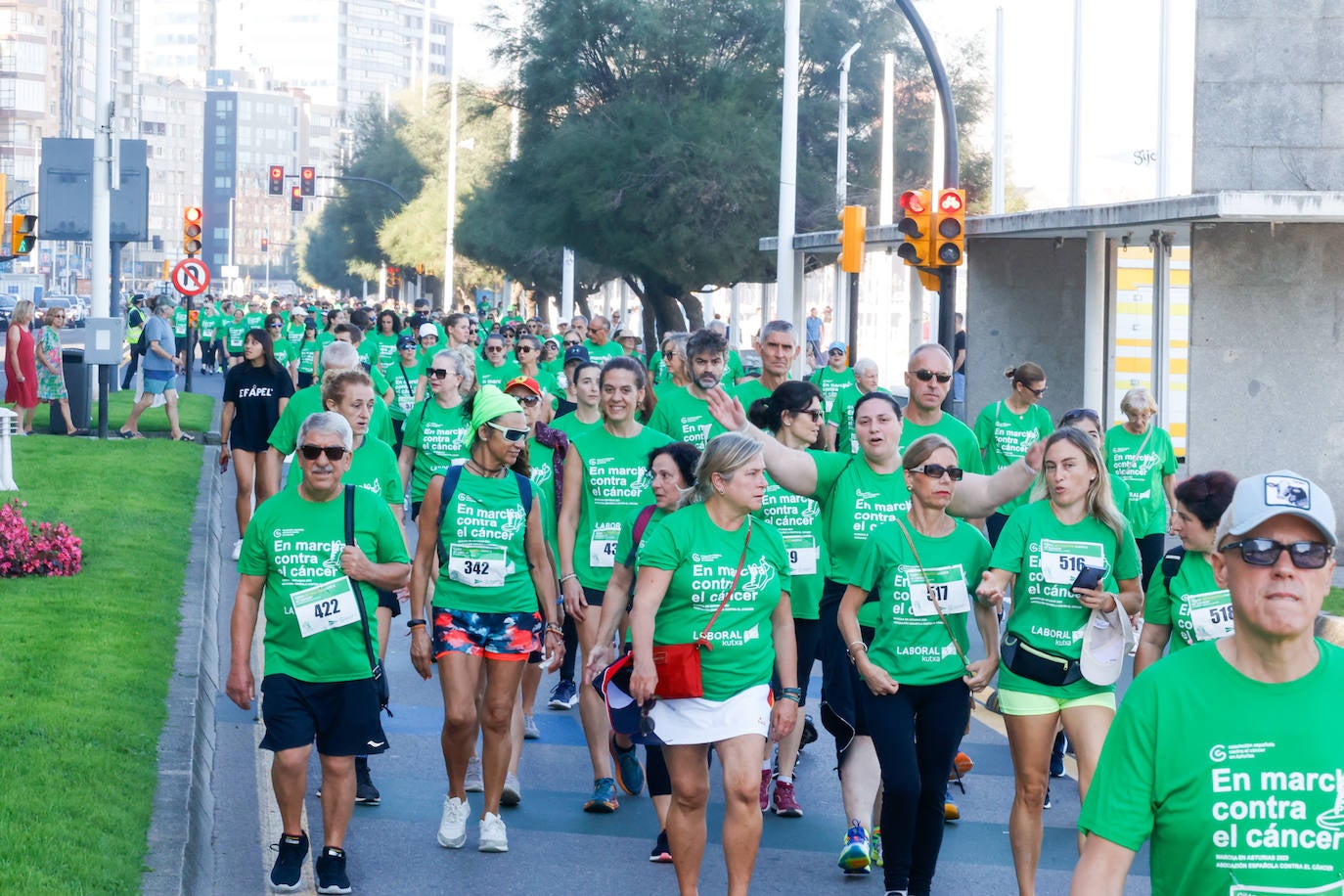 Solidaridad y caminata en Gijón en la lucha contra el cáncer