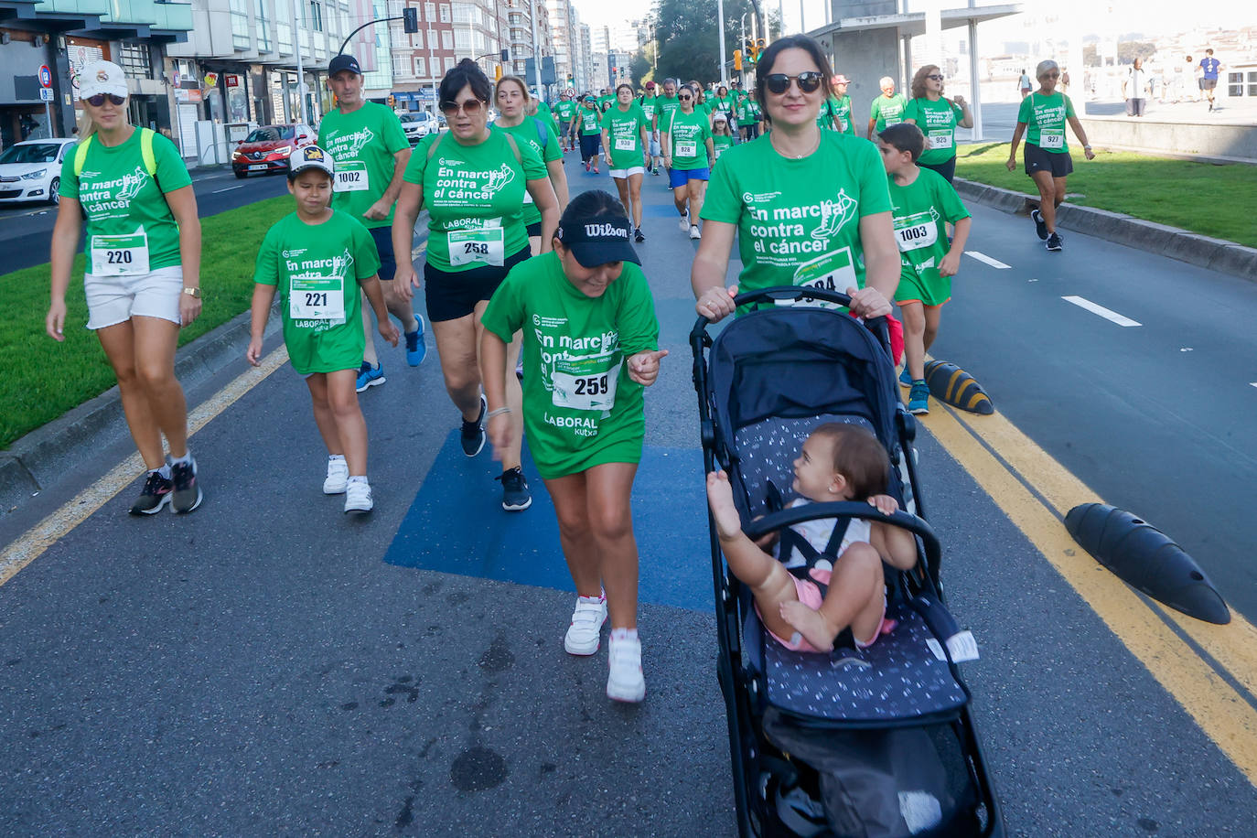 Solidaridad y caminata en Gijón en la lucha contra el cáncer