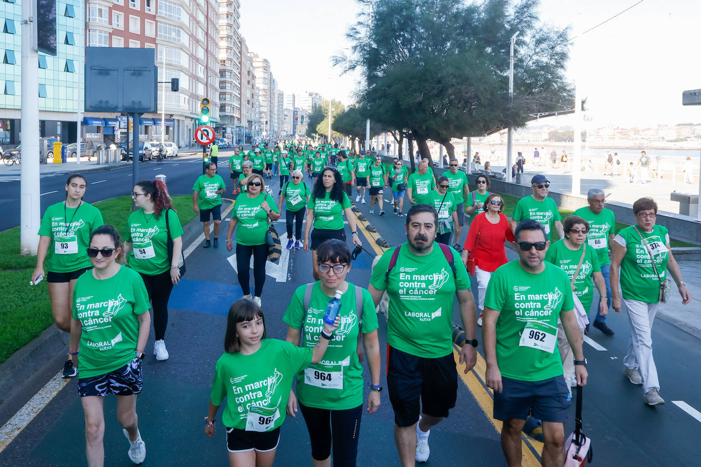 Solidaridad y caminata en Gijón en la lucha contra el cáncer