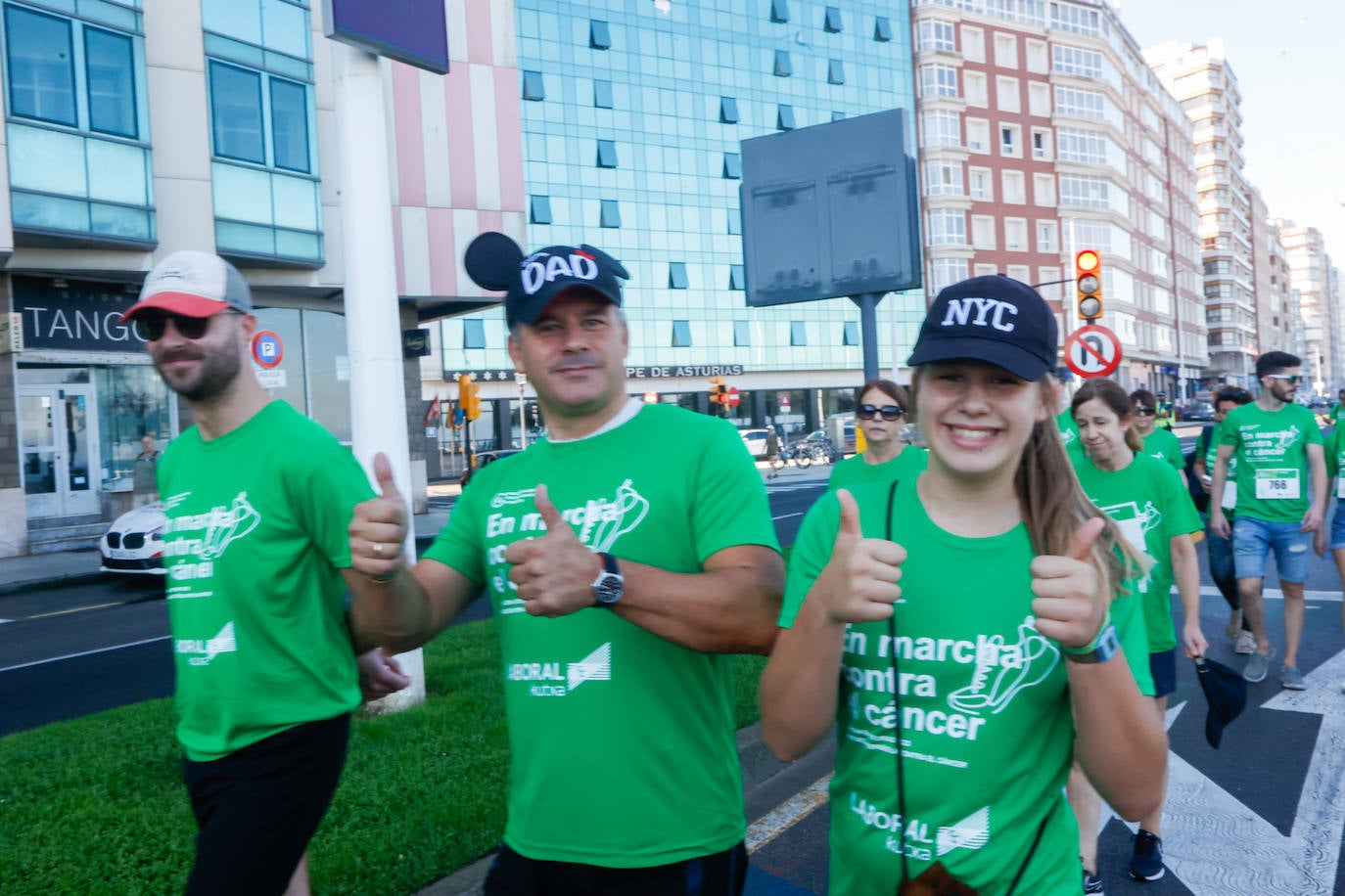 Solidaridad y caminata en Gijón en la lucha contra el cáncer