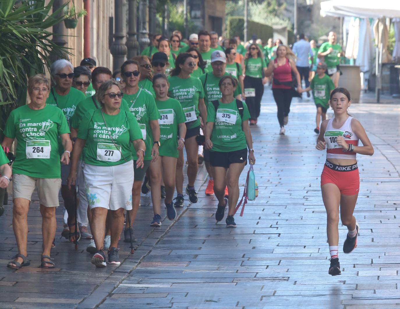 Avilés se tiñe de verde con cientos de personas &#039;en marcha&#039; contra el cáncer