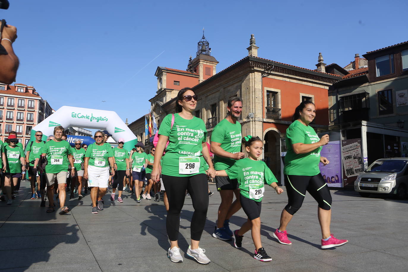 Avilés se tiñe de verde con cientos de personas &#039;en marcha&#039; contra el cáncer