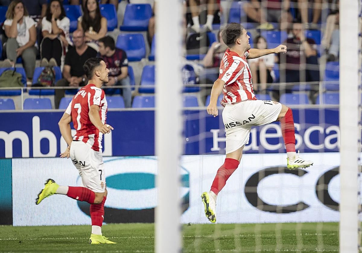 Nacho Méndez, ayer, celebrando eufórico el gol del triunfo del Sporting en El Alcoraz, con Gaspar Campos siguiéndole en el festejo.