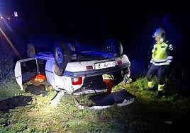 Heridas cuatro personas tras salirse de la vía y caer por un desnivel de cinco metros en la AS-15