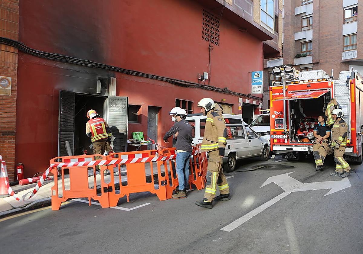 Imagen principal - Arden dos transformadores en Ciudad Naranco y dejan sin luz a los vecinos